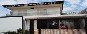 Mulher é morta a facadas e polícia desconfia de filho adolescente