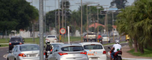 Jovem de 19 anos colide em poste e morre na avenida Duque de Caxias