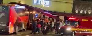 Desgovernado, ônibus de turismo invade bar Café Mostarda em Campo Grande