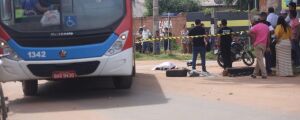 Motociclista morre após derrapar em areia, cair e ser atropelada por ônibus