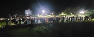Mais de 50 amigos se reúnem para orar pela recuperação de motociclista em coma na Santa Casa