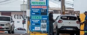 Postos retêm queda no preço da gasolina e "embolsam" a diferença