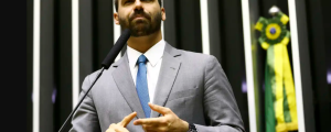Nos EUA, Eduardo Bolsonaro critica Tereza Cristina e Tarcísio de Freitas