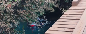 Carro com quatro pessoas cai em rio de águas cristalinas em Bonito