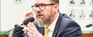 Favor&aacute;vel ao adiamento do fim da escala 6x1, deputado prop&otilde;e que trabalhador pague FGTS e IR