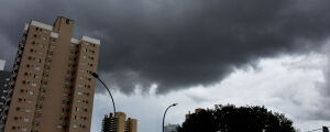 Domingo ser&aacute; de calor&atilde;o, mas frente fria traz tempestade na segunda-feira