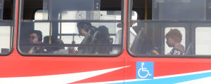 Mulheres passam a ter prioridade para sentar ao lado de janelas nos &ocirc;nibus de Campo Grande