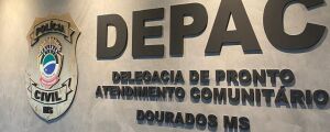 Para fugir de atentado do CV, rapaz se esconde atr&aacute;s da companheira