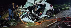 Homem e adolescente morrem ap&oacute;s carro colidir com carreta na BR 267