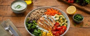 Veja como preparar uma receita pr&aacute;tica e saud&aacute;vel de Bowl Colorido de Frango, Gr&atilde;os e Legumes 