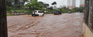 Chuva causa alagamentos e transbordamento de c&oacute;rregos em Campo Grande