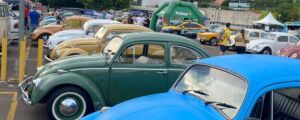 Evento re&uacute;ne 300 carros antigos com Fusca, Kombi e outras rel&iacute;quias