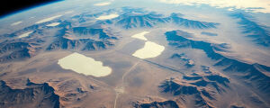 Observado do espa&ccedil;o, Deserto do Atacama &eacute; visto com montanha de roupas com mais de 60 mil toneladas