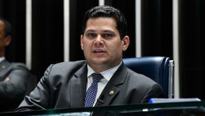 Alcolumbre sobre PEC 6x1: J&aacute; h&aacute; n&uacute;mero regimental para aprecia&ccedil;&atilde;o do calend&aacute;rio especial