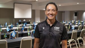 Jogador do Bragantino pede desculpas ap&oacute;s fala machista contra &aacute;rbitra de MS