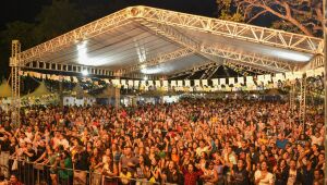 Arraial re&uacute;ne tradi&ccedil;&atilde;o, religi&atilde;o e Copa do Mundo na pra&ccedil;a do R&aacute;dio