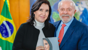 Simone Tebet presenteia Lula com um exemplar de seu livro