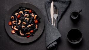 Gastronomia B+: Para a semana: Receita simples e sofisticada com massa negra e frutos do mar