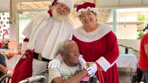 Idosos de asilo escrevem cartinhas para o Papai Noel em Campo Grande