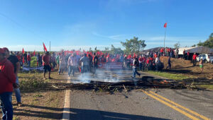 Manifestantes encerram bloqueio após 8 horas de protesto na BR-262