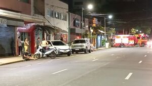 Poste é arrancado do chão em batida na região central de Campo Grande