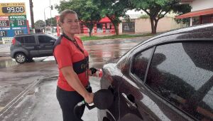 Essenciais, mulheres esbanjam simpatia em posto de gasolina na manhã de Natal