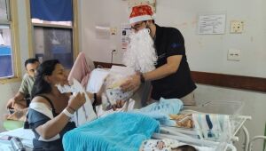 Recém nascidos recebem enxovais do Papai Noel em hospital de MS