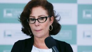 Carla Zambelli renuncia ao mandato após STF determinar que suplente assumisse