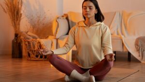 Bem-estar B+: Veja como criar um cantinho para as práticas de Yoga e meditação em casa