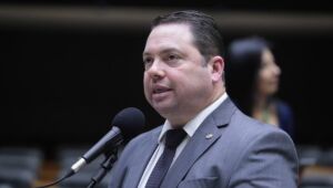 Deputado da "tropa de choque" de Bolsonaro ameaça vítima de golpe internacional
