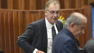 Um dia ap&oacute;s ser condenado a perda do mandato, deputado Neno vota &agrave; dist&acirc;ncia na Assembleia