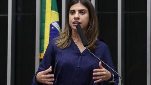 Camila Jara enfrenta nova fase contra c&acirc;ncer da tireoide