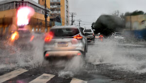 Pancada de chuva atinge Campo Grande devido a ciclone que passa pelo Sul do Brasil