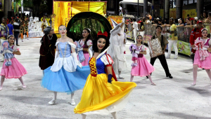 Duas escolas de samba favoritas ao t&iacute;tulo desfilam no 2&deg; dia em Corumb&aacute;