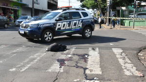 Travesti &eacute; alvejada ap&oacute;s tentar tomar arma de policial na Avenida Cal&oacute;geras 