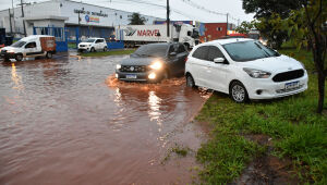 Avenida Gunter Hans fica alagada ap&oacute;s temporal; veja o v&iacute;deo