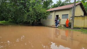 Rio Aquidauana atinge 8 metros e ribeirinhos s&atilde;o retirados das casas em MS