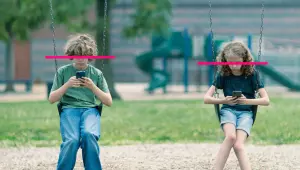 Confira os alertas e impactos do uso excessivo de telas na inf&acirc;ncia