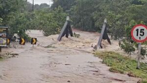 Rio transborda e ponte &eacute; arrastada ap&oacute;s chuva de 393 mil&iacute;metros em Corguinho