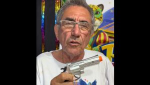 Ap&oacute;s repercuss&atilde;o, prefeito afirma que arma na cintura foi s&oacute; uma "brincadeira"