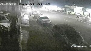 Em alta velocidade na faixa de &ocirc;nibus, motorista foge ap&oacute;s atropelar pedestre; v&iacute;deo