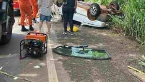 Idosa morre e crian&ccedil;a fica presa &agrave;s ferragens ap&oacute;s motorista tentar desviar de buraco em MS