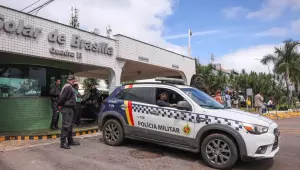 Jair Bolsonaro tem alta hospitalar; ex-presidente j&aacute; est&aacute; em casa