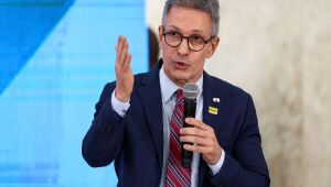 "&Eacute; um tapa na cara dos brasileiros", diz Zema sobre Fl&aacute;vio Bolsonaro cobrar dinheiro de Vorcaro 