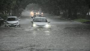 Em duas horas, j&aacute; choveu mais de 40 mm em Campo Grande e, mais uma vez, bairros alagam