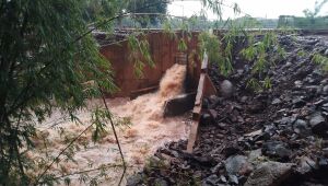 Vertedouro de R$4 milh&otilde;es n&atilde;o d&aacute; conta e Lago do Amor volta a transbordar