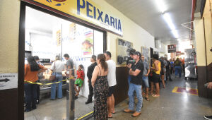 Na v&eacute;spera da sexta-feira Santa, peixaria tem filas e movimento intenso 