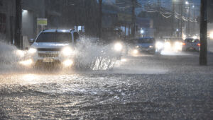 Chuva de 45 mil&iacute;metros volta a alagar bairros em Campo Grande