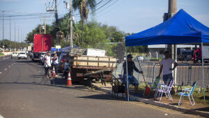 Ambulantes acampam 24 horas antes de show em posto de gasolina