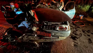 Passageiro fica preso &agrave;s ferragens ap&oacute;s carro bater em caminh&atilde;o na MS-276